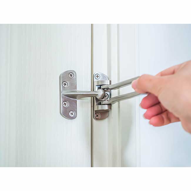 Запирать или запереть. Swing Lock. Man Locking the Door. Запераю или запираю